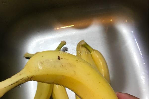 炸香蕉的做法图解1
