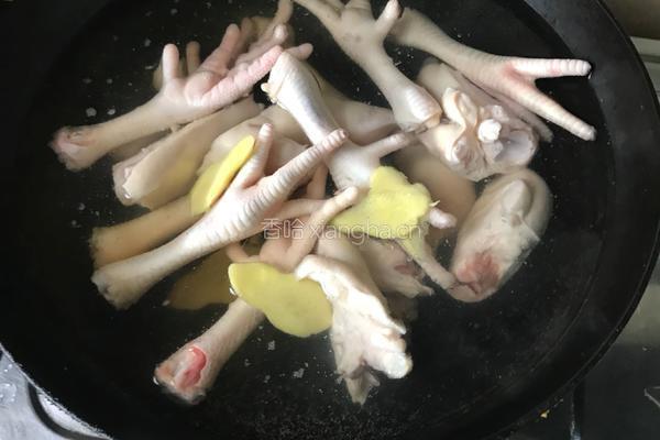 花生鸡爪猪脚汤的做法图解1