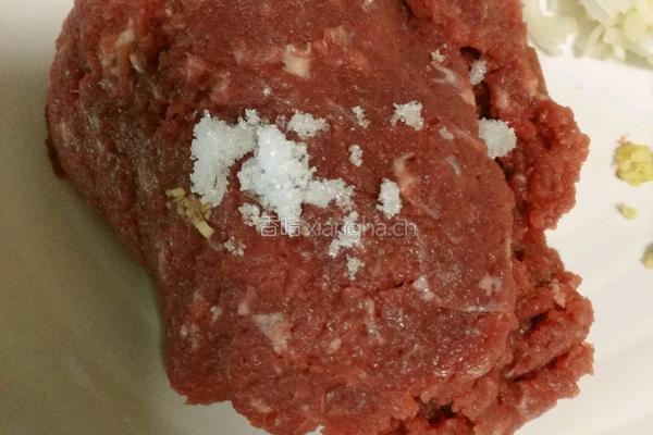 牛肉韭黄饺子馅的做法图解4