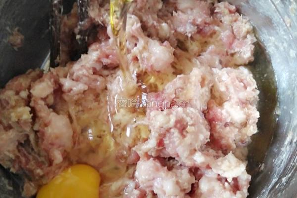 韭菜包菜猪肉饺子的做法图解2