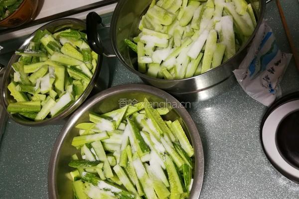 腌制黄瓜咸菜的做法图解1