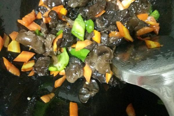 胡萝卜炒木耳的做法图解7