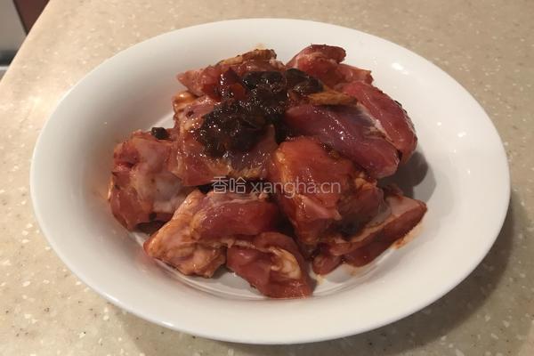 豆瓣酱蒸排骨的做法图解1
