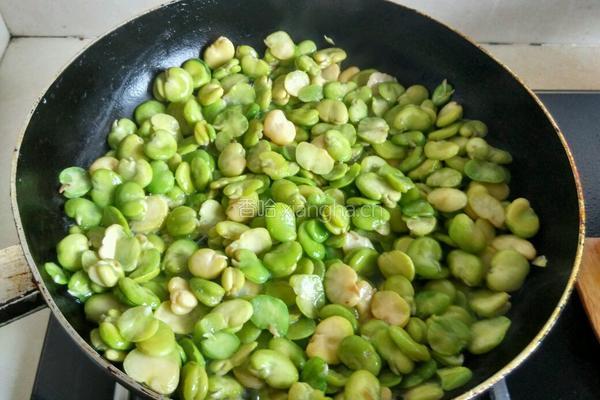 蚕豆酸菜汤的做法图解3