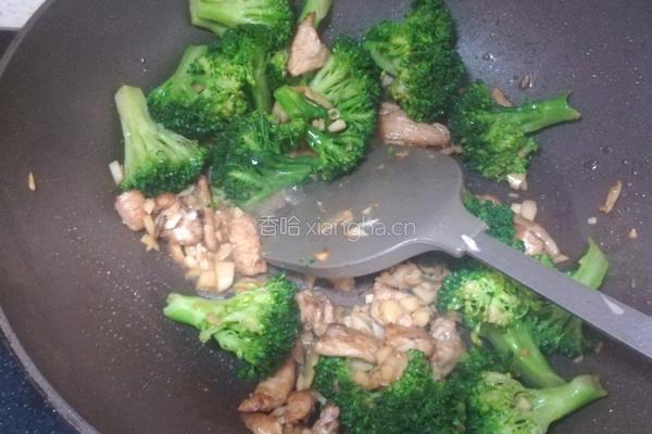 西兰花炒鸡肉的做法图解8