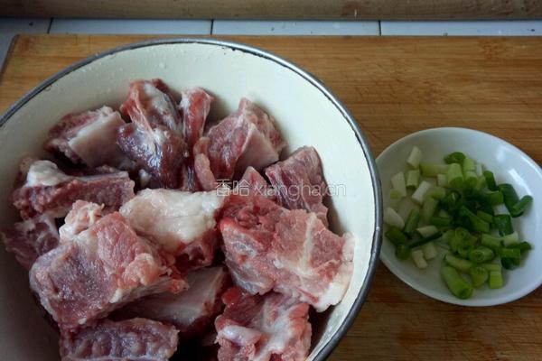 排骨炖土豆的做法图解1