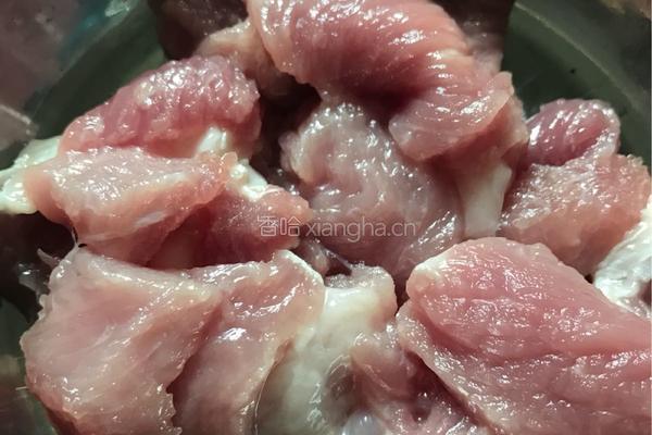 枸杞叶瘦肉汤的做法图解3