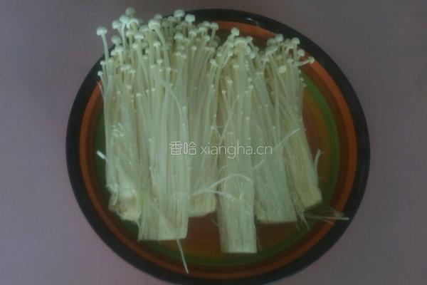 (周末跟香哈学做菜）做得好丑……椒盐金针菇的做法图解1