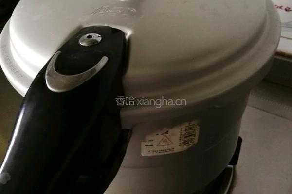 高压锅排骨竹荪海带汤的做法图解4