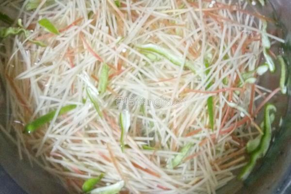 青椒炒土豆丝的做法图解2