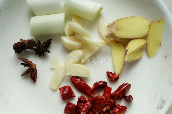 玉米面炖鲫鱼的做法图解2