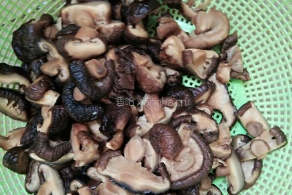 花生板栗香菇糯米鸡的做法图解2