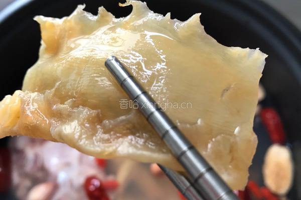 花胶瑶柱花生煲鸡汤的做法图解1