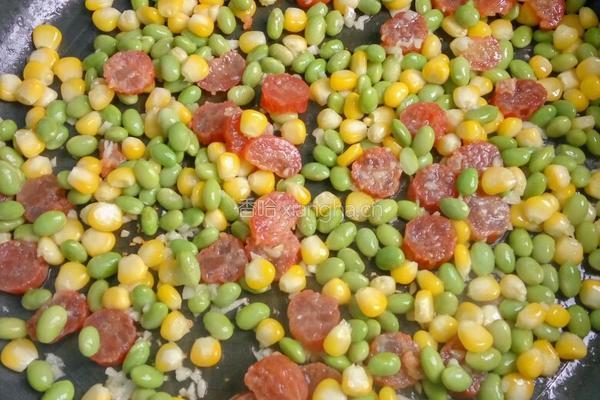玉米甜豆炒腊肠的做法图解3
