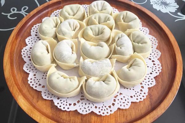 芹菜猪肉元宝馄饨包法的做法图解1