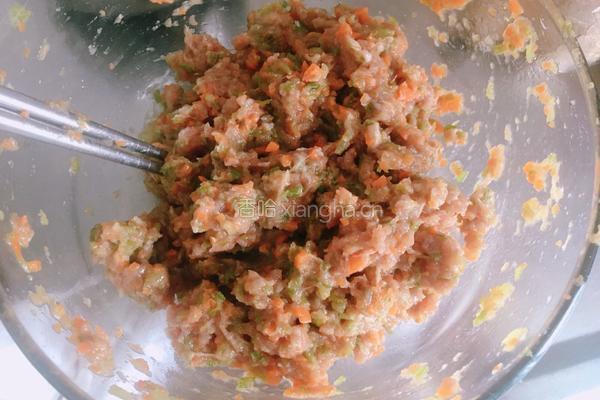 水饺-猪肉芹菜胡萝卜馅儿的做法图解6