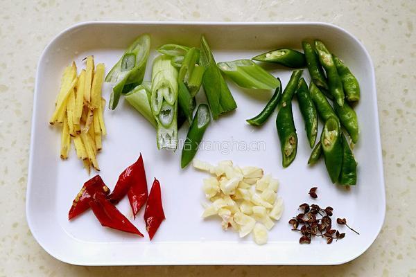 鸭血炖豆腐的做法图解2