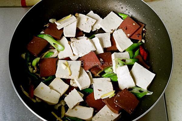 鸭血炖豆腐的做法图解5