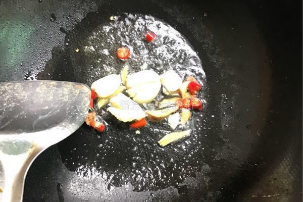 清炒花甲的做法图解2