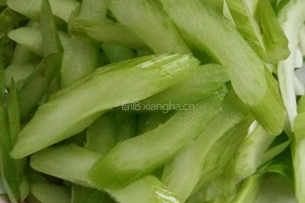 西芹炒鸡胸肉的做法图解3