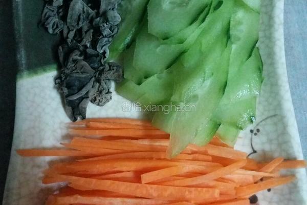 黄瓜木耳炒肉的做法图解1