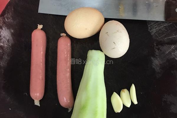 鸡蛋香肠炒丝瓜的做法图解1