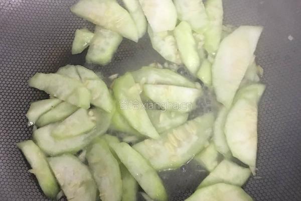鸡蛋香肠炒丝瓜的做法图解6
