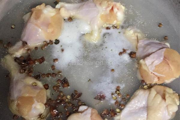 蒜蓉香辣鸡腿的做法图解1