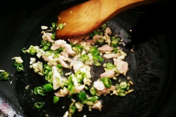 海带丝炒肉的做法图解3
