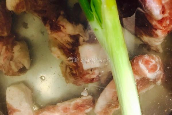 酱香排骨面的做法图解1