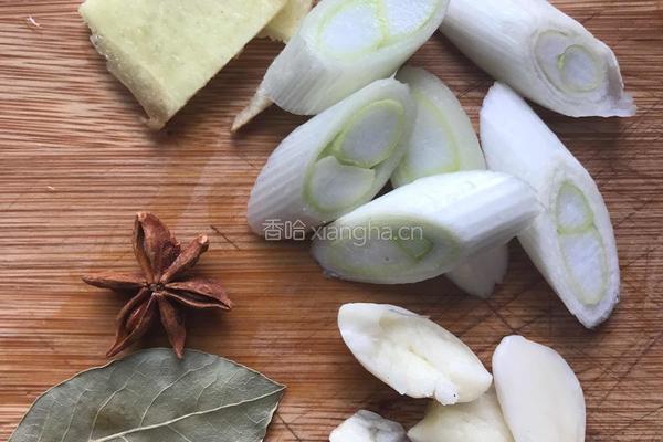 拌鸡胗木耳的做法图解2