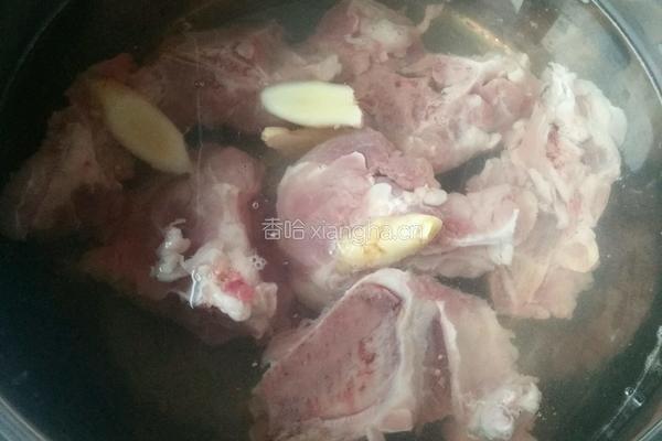 海带玉米大骨汤的做法图解1
