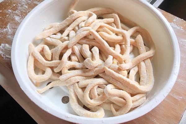 花旗参母鸡汤手工刀切面的做法图解4