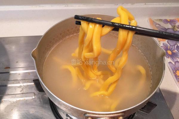 花旗参母鸡汤手工刀切面的做法图解10