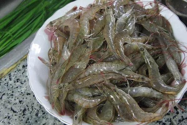 韭黄鸡蛋虾仁猪肉水饺的做法图解1