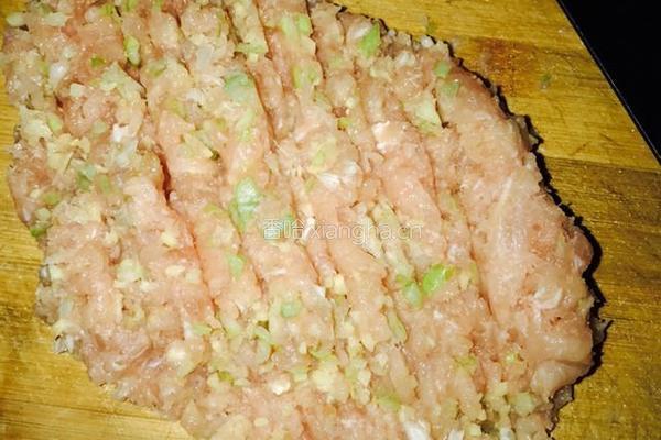 茴香大肉饺子的做法图解2