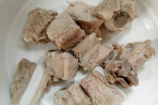 板栗玉米排骨汤的做法图解3