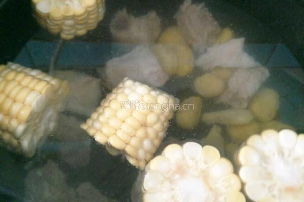 板栗玉米排骨汤的做法图解7
