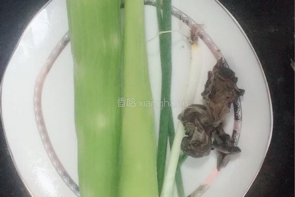 凉拌绿莴笋的做法图解1