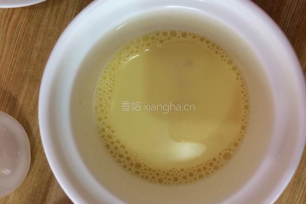 宝宝辅食～三文鱼奶香蛋黄羹的做法图解5