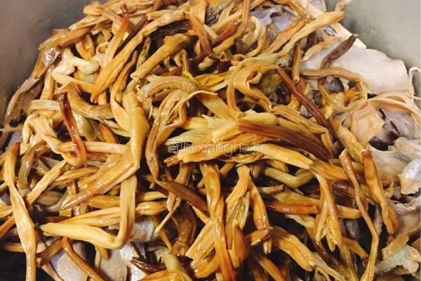 笋干黄花菜炖猪蹄的做法图解11