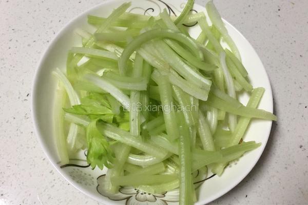芹菜肉丝的做法图解1