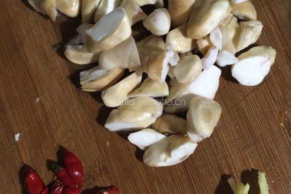 拆骨肉炒菱角的做法图解1