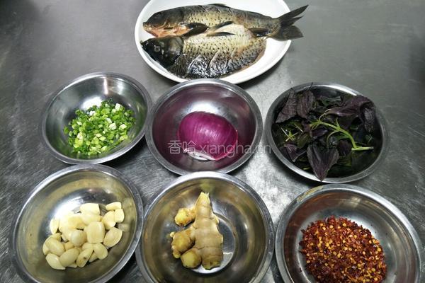 小柱私房菜之蒜香鲫鱼的做法图解1