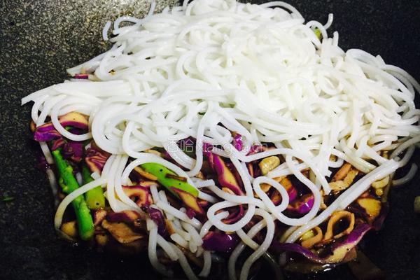 米线花样吃—黑椒炒米线的做法图解8
