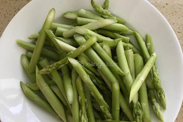 蒜蓉芦笋的做法图解1