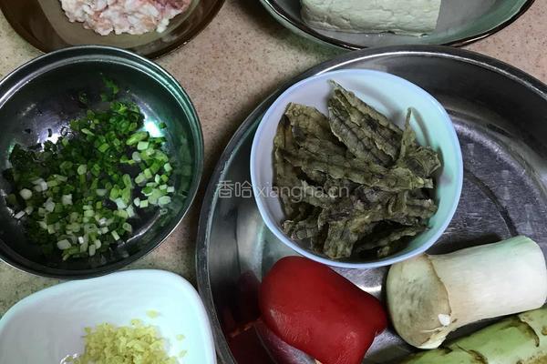 虾菇干烩豆腐的做法图解1