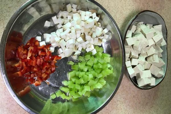 虾菇干烩豆腐的做法图解2