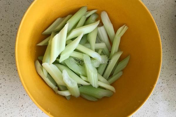 清炒西芹的做法图解1
