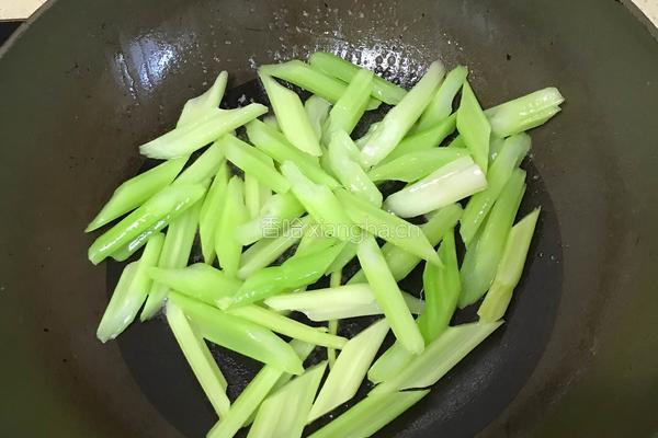 清炒西芹的做法图解3